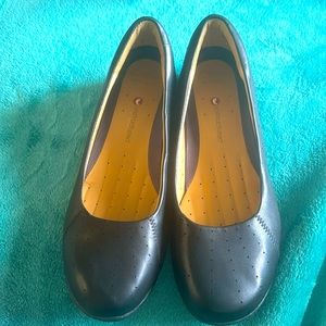 Unstructured CLARKS Women Shoes Black Perforated Leather Mary Jane Loafer 9